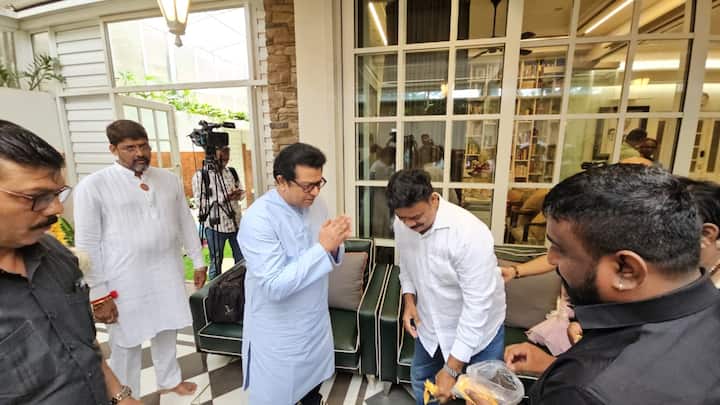 गुरू पौर्णिमेच्या निमित्ताने मनसे अध्यक्ष राज ठाकरेंसाठी राज ठाकरेंचा चाहता एक स्पेशल पोट्रेट घेऊन त्यांच्या भेटीसाठी शिवतीर्थ बंगल्याबाहेर पोहोचला आहे. तो सांगली जिल्ह्यातील कराड येथून त्यांच्या भेटीला आला आहे.