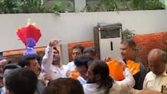 कराडवरुन पोट्रेट अन् मुंबईतून चाफ्यांचा हार; गुरुवर्य राज ठाकरेंसाठी 'शिवतीर्थ'वर शिष्यांची गर्दी