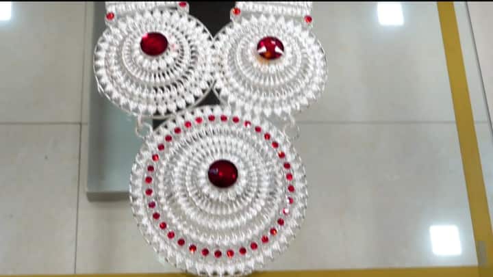 आंध्र प्रदेशातील साई भक्ताकडून साई चरणी सुंदर नक्षीकाम केलेला सोन्याचा मुकुट अर्पण करण्यात आला.