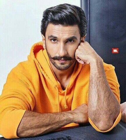 खबरों की माने तो रणवीर सिंह ने Hummer EV 3X खरीदी है. एक वायरल वीडियो में ये गाड़ी उनके घर के बाहर दिखी. वीडियो के वायरल होते ही एक्टर एक बार फिर चर्चा में हैं.