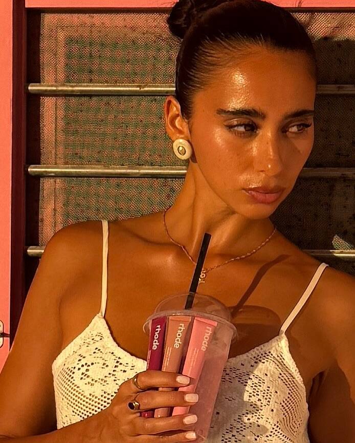 People feel that the hand is of Georgina Dicilva with Goa, because the same nail design is seen in their posted pictures. Also, in the video that Aditya has shared on his Instagram, he is seen playing football with two girls, on which people are now believing that one of those girls was Georgina.