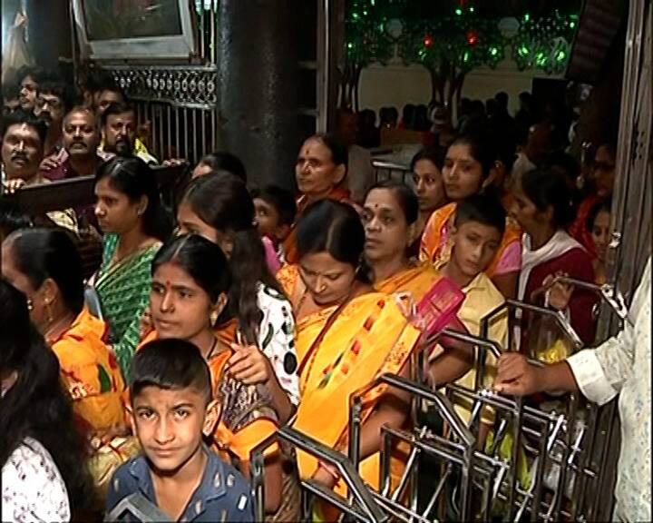 या ठिकाणी स्वामी समर्थ महाराजांच्या मंदिरात पहाटेपासूनच लाखो भाविकांची मांदियाळी जमली आहे.