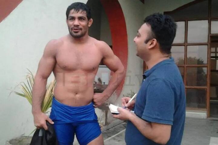 सुशील कुमार देश के उन गिने-चुने खिलाड़ियों में हैं जिन्होंने ओलंपिक में भारत को दो मेडल दिलाए. उनकी इसी उपलब्धि के चलते उन्हें भारतीय रेलवे में सरकारी नौकरी दी गई थी.