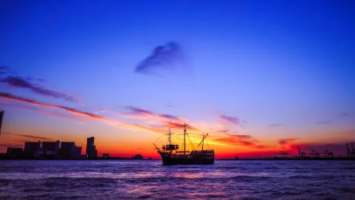 দীর্ঘ সাতবছর ধরে চলে নির্মাণকার্য। দীর্ঘ ২০ বছর ধরি পরিকল্পনা এবং সাত বছর ধরে নির্মাণকার্য চলার পর, ১৯৯৪ সালের সেপ্টেম্বর মাসে বিমানবন্দরটি খুলে দেওয়া হয় যাত্রীদের জন্য। সেই থেকে গত ৩০ বছর ধরে পৃথিবীর অন্যতম ব্যস্ত বিমানবন্দর হিসেবে কার্য সম্পাদন করছিল কানসাই বিমানন্দর। কিন্তু আগামী ৩০ বছরের মধ্যেই তার আয়ু শেষ বলে জানা যাচ্ছে। ছবি: ফ্রিপিক।