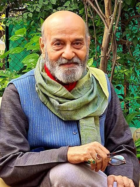 पंचायत में रिंकी के नाना जी का किरदार निभाने वाले एक्टर का नाम राम गोपाल बजाज हैं. अभिनेता मशहूर थिएटर डायरेक्टर हैं. दिग्गज कलाकार ने अपने पंच लाइन और डायलॉग से सभी का दिल जीत लिया.