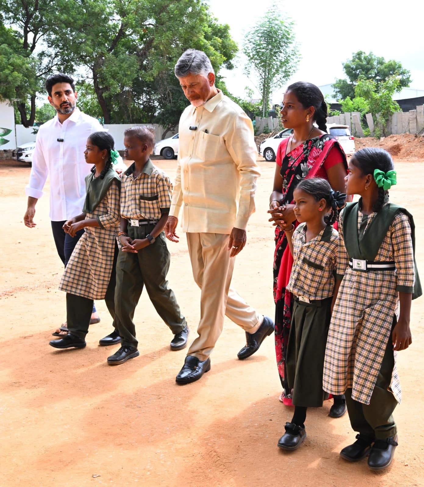 Andhra Pradesh PTM 2.0:ఉపాధ్యాయుడిగా మారిన సీఎం చంద్రబాబు- విద్యార్థులతో కలిసి పాఠాలు విన్న లోకేష్‌- ఏపీలో మెగా పీటీఎం 2.0లో ఆసక్తికర సీన్ 