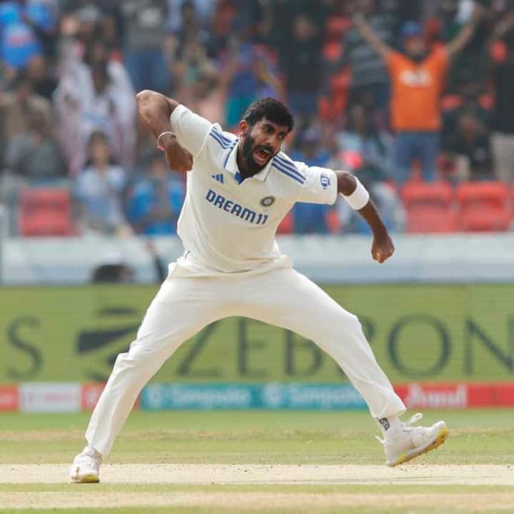 टेस्ट, क्रिकेट के खेल का सबसे पुराना और लंबा फॉर्मेट है. इसमें बल्लेबाज और गेंदबाज दोनों की असली परीक्षा होती है. इस फॉर्मेट को लेकर कई बार फैंस के मन में सवाल आता है कि मैच में एक गेंदबाज कितने ओवर डाल सकता है? आइए जानते हैं.