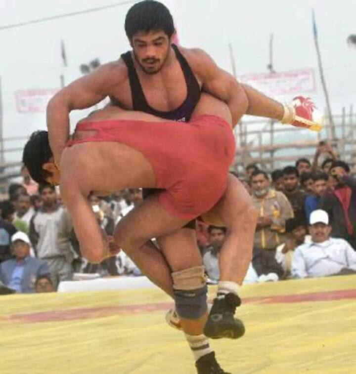 रिपोर्ट्स के अनुसार वरिष्ठ वाणिज्य निरीक्षक को रेलवे की तरफ से 35 हजार रुपये से लेकर एक लाख 12 हजार रुपये तक दिए जाते हैं. इसके अलावा कई अन्य भत्ते भी इस पोस्ट पर तैनात कर्मी को मिलते हैं.