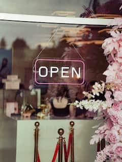 शानदार इंटीरियर और लग्जरी फर्नीचर से सजा है कपिल शर्मा का कनाडा वाला कैफे, तस्वीरें देख फटी रह जाएंगी आंखें