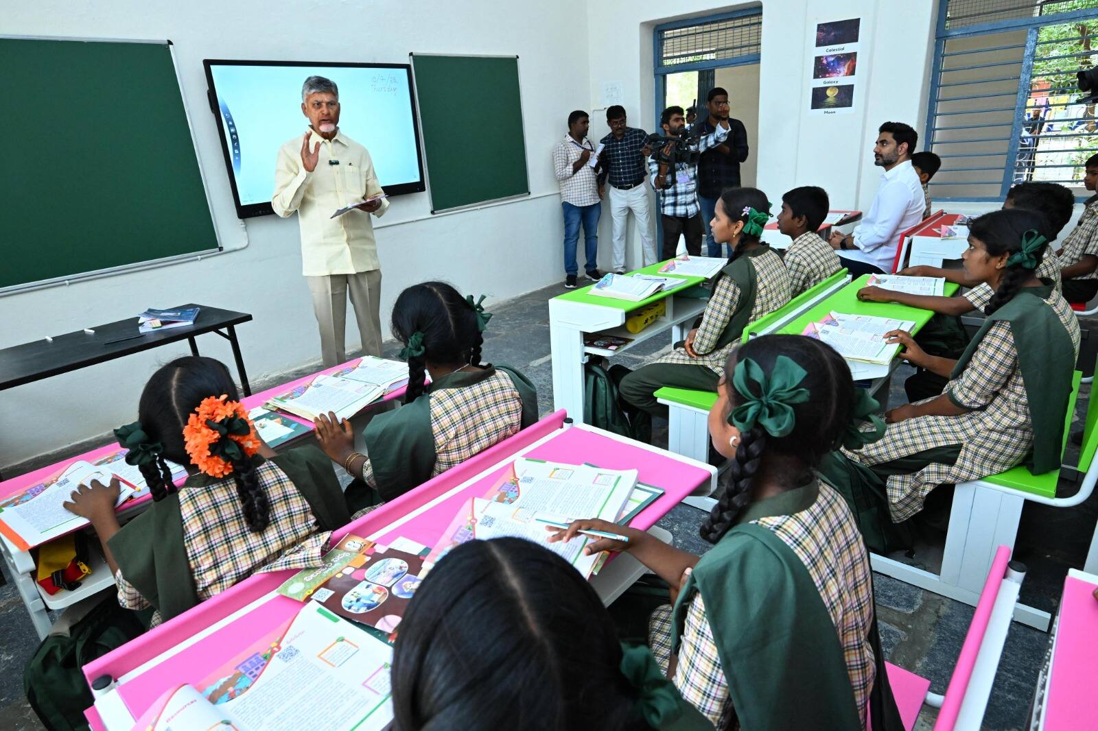 Andhra Pradesh PTM 2.0:ఉపాధ్యాయుడిగా మారిన సీఎం చంద్రబాబు- విద్యార్థులతో కలిసి పాఠాలు విన్న లోకేష్‌- ఏపీలో మెగా పీటీఎం 2.0లో ఆసక్తికర సీన్ 