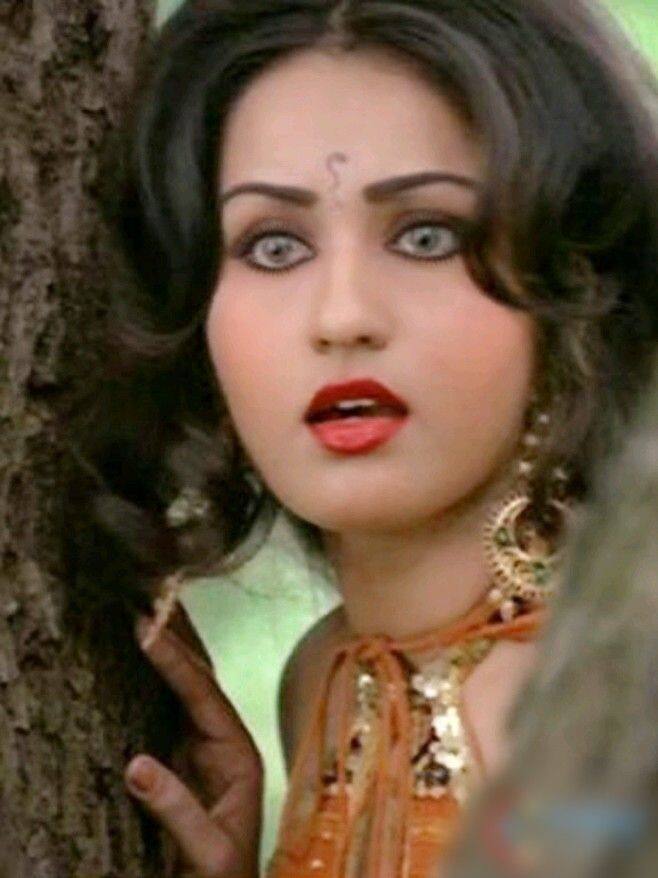 After the divorce of parents, the actress changed her name from Saira Ali to Rupa Roy. But, when he made his debut, the makers advised him to change his name and he named his name Reena.