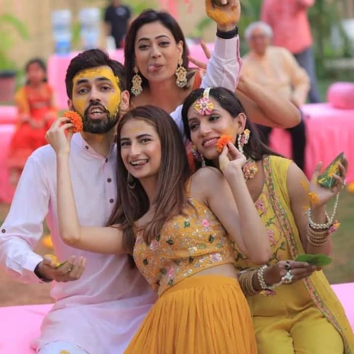 श्वेता तिवारी के भाई का नाम निधान तिवारी है जिन्होमने 2020 में 26 फरवरी को यास्मीन शेख नाम की लड़की के संग शादी की थी. एक्ट्रेस ने सोशल मीडिया पर कई तस्वीरें भी शेयर की थीं.
