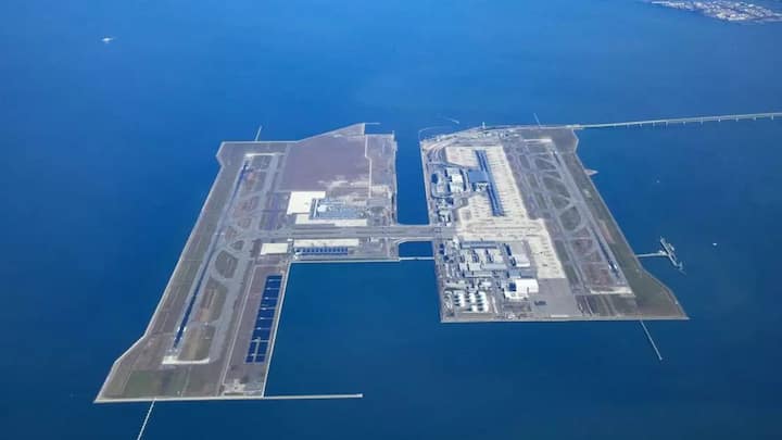 মহাসাগরের উপর নির্মিত পৃথিবীর প্রথম বিমানবন্দর। শুধুমাত্র বিমানবন্দর তৈরির জন্যই দু’টি কৃত্রিম দ্বীপ গড়ে তোলা হয়। পৃথিবীর অন্য়তম সেরা ‘ইঞ্জিনিয়ারিং মার্ভেল’ হিসেবে পরিচিতি রয়েছে। জাপানের সেই কানসাই আন্তর্জাতিক বিমানবন্দর তলিয়ে যাওয়ার উপক্রম। (Kansai International Airport)-ফাইল চিত্র।