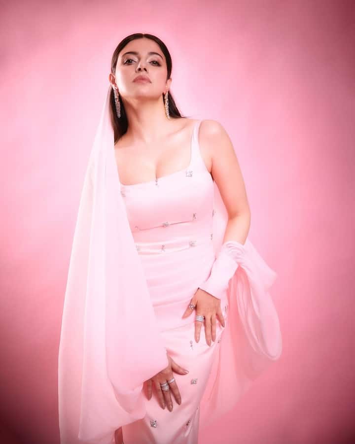 Divya Khosla’s latest photoshoot is a masterclass in modern glamour with a touch of dreamy nostalgia. Draped in a baby pink ensemble that channels classic elegance and contemporary femininity, the actor-director makes a bold case for minimal yet high-impact style.