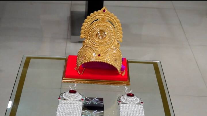 साई भक्तांकडून साईंच्या चरणी सोन्या-चांदीची गुरुदक्षिणा अर्पण करण्यात आली.