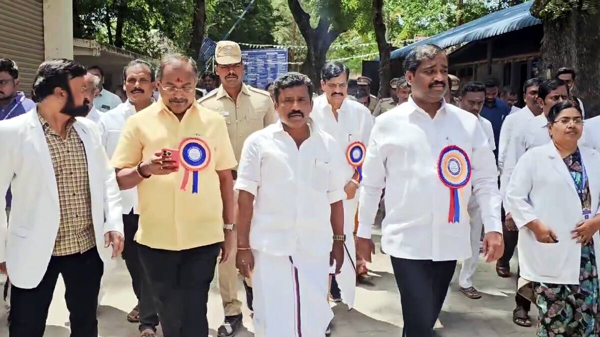 பெரியகுளம் அரசு மருத்துவமனையில் அதிர்ச்சி! புதிய CT ஸ்கேன் மோசடி? வேல்முருகன் அதிரடி விசாரணை!