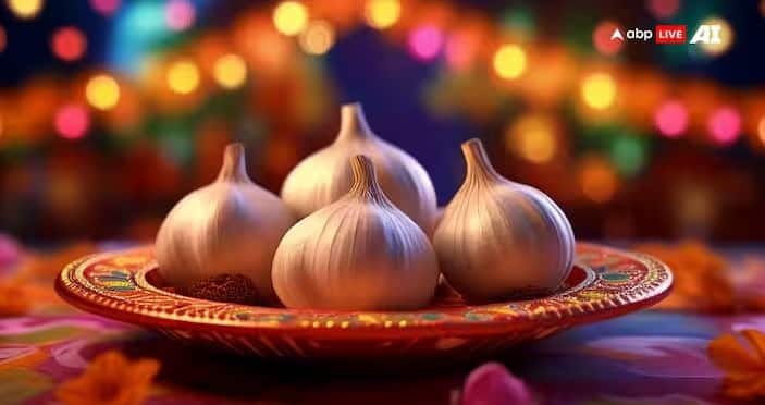 જ્યોતિષશાસ્ત્રમાં કહેવામાં આવ્યું છે કે સૂર્યાસ્ત પછી લસણ અને ડુંગળી કોઈને ન આપવી જોઈએ. તેનું કારણ એ છે કે લસણ અને ડુંગળી કેતુ ગ્રહ સાથે સંબંધિત છે. કેતુ મેલીવિદ્યા વગેરે જેવી બાબતો સાથે સંબંધિત છે. તેથી, સૂર્યાસ્ત પછી પણ આ વસ્તુઓ આપવાનું ટાળો.