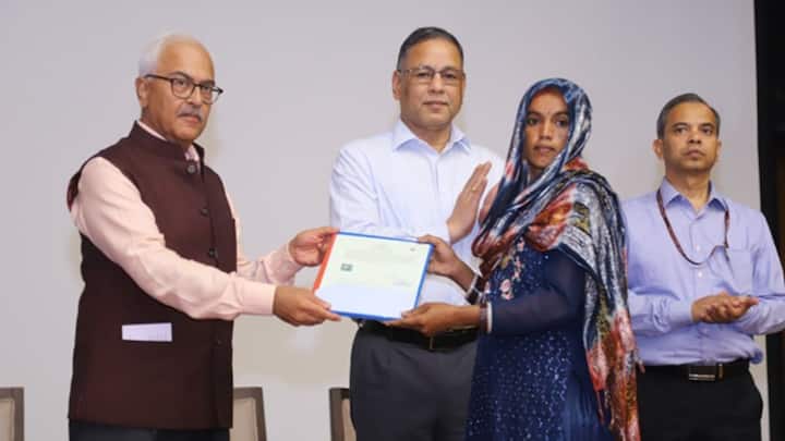 कई लोगों को लगता है कि आधार कार्ड होना ही उनकी नागरिकता का प्रमाण है. जबकि नागरिकता साबित करने के अलग से कानूनी प्रक्रियाएं तय की गई हैं. अब लोगों का सवाल है कि तो फिर आधार का इस्तेमाल कहां होगा.