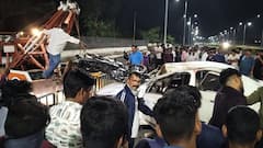Accident News: बारामती पालखी महामार्गावर भीषण अपघात; दुचाकी स्वाराचं धड अन् शीर झालं वेगळं, तर कारमध्ये घुसलेली दुचाकी क्रेनने ओढून बाहेर काढली