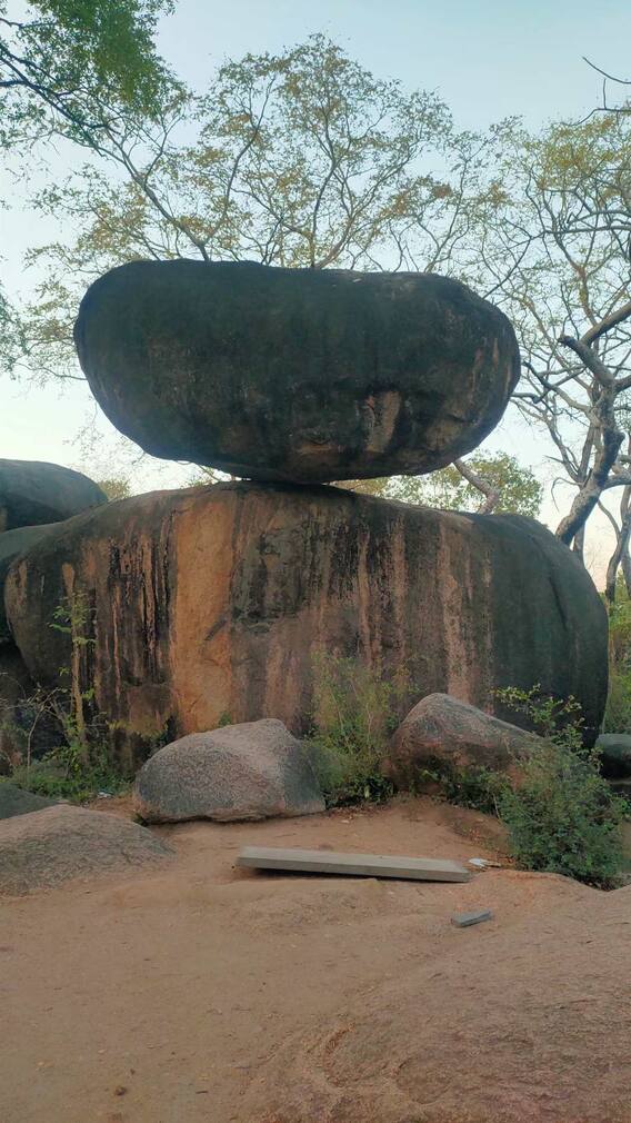 मध्य प्रदेश की बैलेंसिंग रॉक, भूकंप का झटका भी इसे नहीं हिला सका