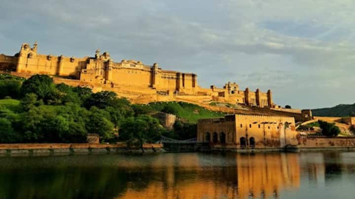 इन सबके अलावा अगर आप राजस्थान की हवाओं का मजा लेना हो तो अलवर आपके लिए शानदार जगह है. दिल्ली से सिर्फ साढ़े तीन घंटे में आप यहां पहुंच सकते हैं. यहां भानगढ़ का किला है, जो अपने रहस्यों के लिए जाना जाता है. साथ ही, सरिस्का टाइगर रिजर्व भी है. इतिहास पसंद हो या नेचर, दोनों तरह के लोगों के लिए यह जगह बेस्ट है.