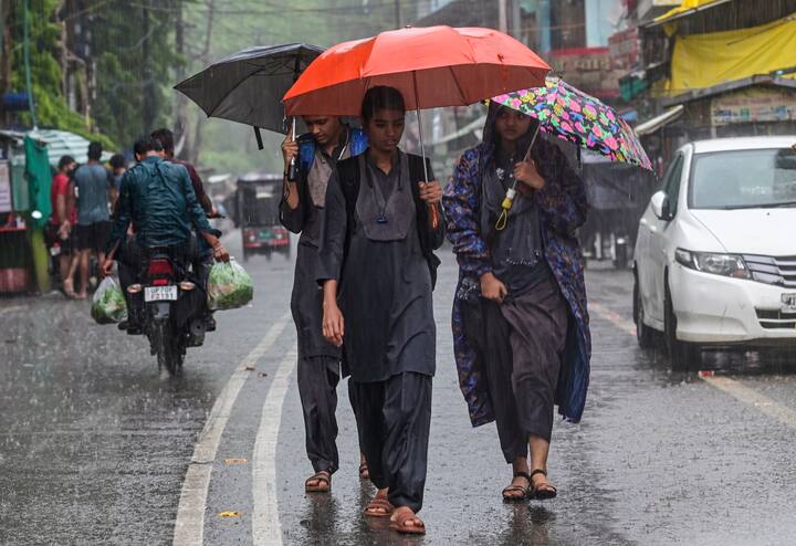 কোনো কোনো জেলার কিছু অংশে বজ্রবিদ্যুৎ সহ হালকা থেকে মাঝারি বৃষ্টির পূর্বাভাস। রবিবার ভারী বৃষ্টির সতর্কতা দার্জিলিং কালিম্পং জলপাইগুড়ি কোচবিহার ও আলিপুরদুয়ার জেলাতে। সব জেলাতেই বজ্রবিদ্যুৎ সহ হালকা মাঝারি বৃষ্টির সতর্কতা।