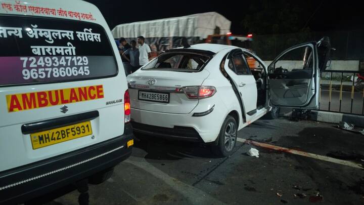 हा अपघात एवढा भीषण होता की दुचाकी स्वाराचं धड आणि शीर वेगळं झालं होतं, तर कार मध्ये घुसलेली दुचाकी अक्षरशा क्रेनने ओढून बाहेर काढावी लागली.