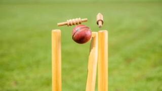 8 गेंद में 6 विकेट... दो ओवर में दो हैट्रिक! इस क्रिकेटर ने किया चमत्कार, जानिए कैसे