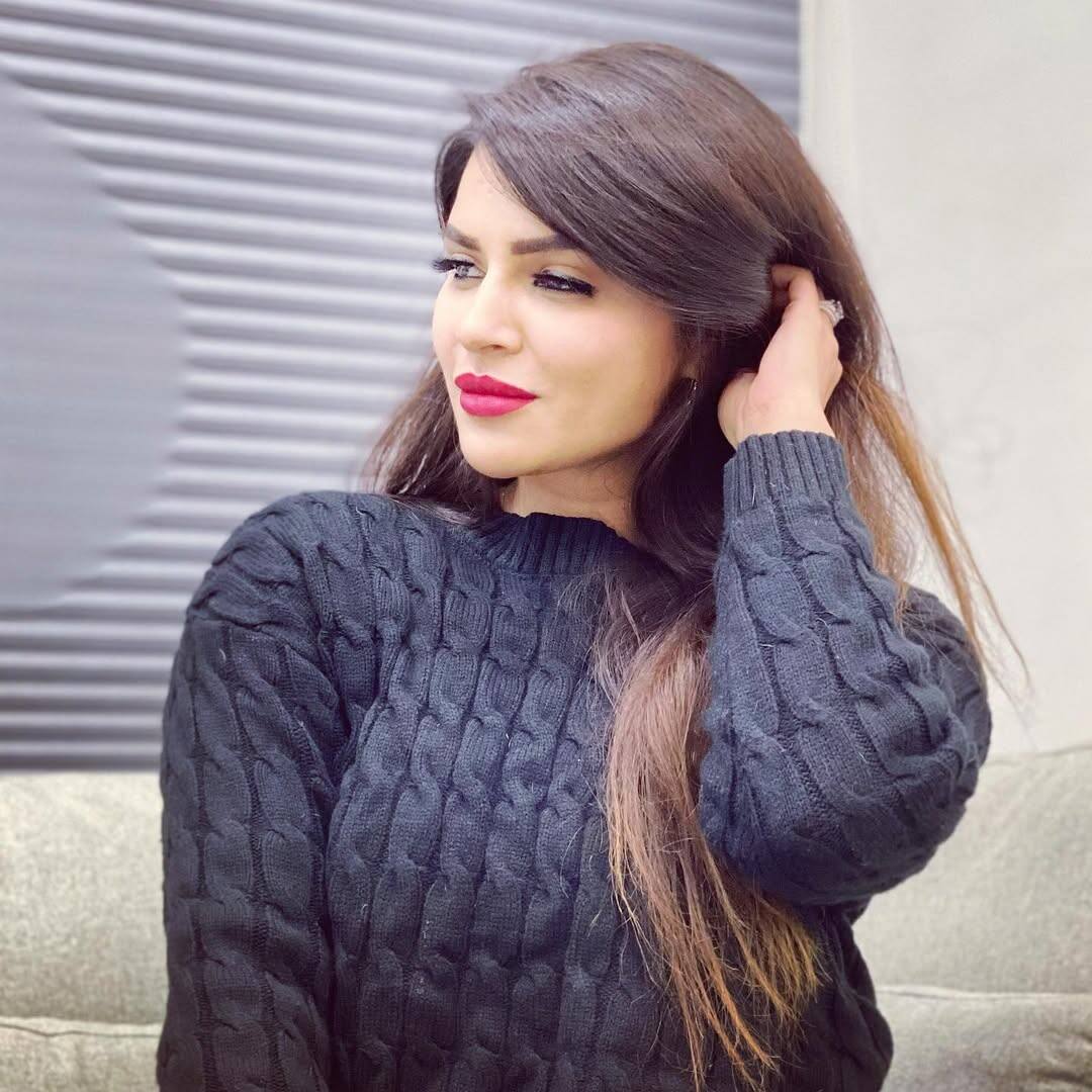 This Hasina is none other than Aashka Gorodia. Those who played a lot of popularity by playing the role of bee in the serpent.