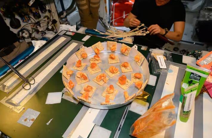 ગ્રુપ કેપ્ટન શુભાંશુ શુક્લા, જે આંતરરાષ્ટ્રીય અવકાશ મથક (ISS) ના 14 દિવસના મિશન પર છે, 14 જૂલાઈએ તેમની પરત યાત્રા શરૂ કરવાના છે. ઘરે પાછા ફરવાના થોડા દિવસો પહેલા તેઓ અને અન્ય ક્રૂ સભ્યો ભોજન કરતા જોવા મળ્યા હતા, જેની તસવીરો પોસ્ટ કરવામાં આવી હતી