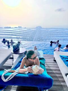 ब्लैक मोनोकिनी पहन पूल में उतरीं निया शर्मा, पतली कमर के दीवाने हुए फैंस