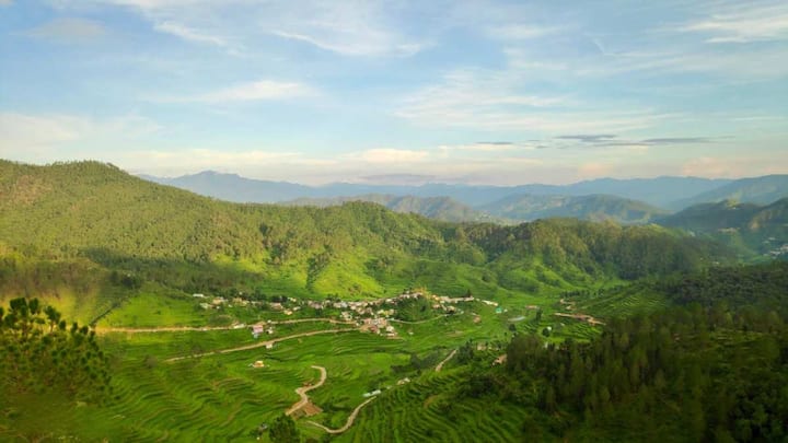 अगर आपको पहाड़ पसंद हैं और आप ठंडी हवा, ऊंचाई से दिखता शहर और नेचर से प्यार करते हैं तो मसूरी इस वीकेंड आपके लिए परफेक्ट जगह है. दिल्ली से देहरादून तक ट्रेन या कार से पहुंचें, फिर वहां से मसूरी सिर्फ एक घंटे की दूरी पर है. यहां के चर्च, झरने और माल रोड बहुत फेमस हैं.