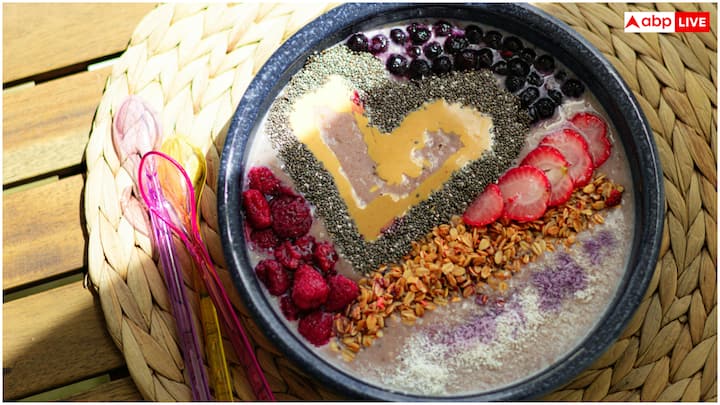 हम जो खाते हैं, वह हमारे पाचन तंत्र पर सीधा असर डालता है. कुछ फूड आइटम्स पेट की परत को नुकसान पहुंचा सकते हैं, जिससे सूजन और सेल्स डैमेज हो सकती हैं. यही दिक्कत धीरे-धीरे कैंसर का रूप ले सकती है. वहीं, कुछ फूड आइटम्स में शक्तिशाली एंटीऑक्सीडेंट, एंटी-इंफ्लेमेटरी यौगिक और अन्य फाइटोकेमिकल्स होते हैं, जो कोशिकाओं को डैमेज होने से बचाते हैं और कैंसर कोशिकाओं के विकास को रोकते हैं.