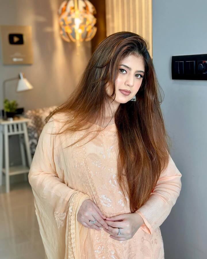 ये हसीना कोई और नहीं बल्कि अरिश्फा खान हैं जो महज 22 साल की हैं और डिजिटल सेंसेशन बन चुकी हैं. बता दें अरिश्फा उत्तर प्रदेश के शाहजहांपुर से ताल्लुक रखती हैं.