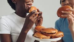 60 साल तक जीने वाला इंसान कुल कितने हजार किलो खाना खा जाता है? ये रहा जवाब