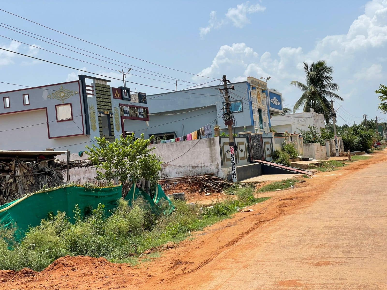 ఆ ఊరిలో వింత ఆచారం ! కోట్లున్నా భారీ భవంతి కట్టలేరు.. ఇది వరమా - శాపమా!