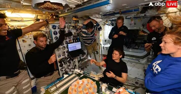 આંતરરાષ્ટ્રીય અવકાશ મથકમાં તેમના રોકાણના છેલ્લા તબક્કા દરમિયાન શુભાંશુ શુક્લાએ ખેડૂતની ભૂમિકા ભજવી હતી. તેમણે પેટ્રી ડીશમાં મગ અને મેથી ઉગાડ્યા છે. શુક્લાએ તેમને આંતરરાષ્ટ્રીય અવકાશ મથકના ફ્રીઝરમાં રાખ્યા હતા. ગ્રુપ કેપ્ટન શુભાંશુ શુક્લા 14 જુલાઈએ આંતરરાષ્ટ્રીય અવકાશ મથકથી તેમની પરત યાત્રા શરૂ કરવાના છે. ઘરે પાછા ફરવાના થોડા દિવસો પહેલા તેઓ અને અન્ય ક્રૂ સભ્યો પાર્ટી કરતા જોવા મળ્યા હતા.