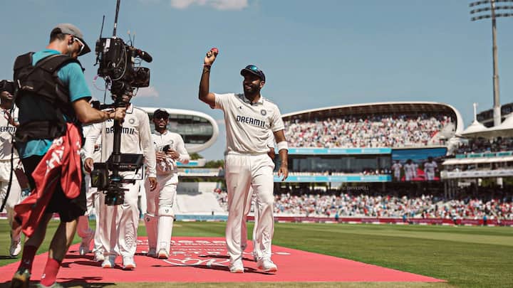 ইংল্যান্ডের বিরুদ্ধে দ্বিতীয় টেস্টের প্রথম ইনিংসে ৭৪ রানের বিনিময়ে পাঁচ উইকেট নেন বুমরা। এর সুবাদেই তিনি কপিল দেবের বড় রেকর্ড ভেঙেছেন।