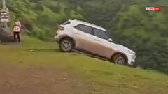 Watch: स्टंटबाजी करनी पड़ी भारी, 300 फीट गहरी खाई में गिरी कार, वीडियो देख उड़ जाएंगे होश