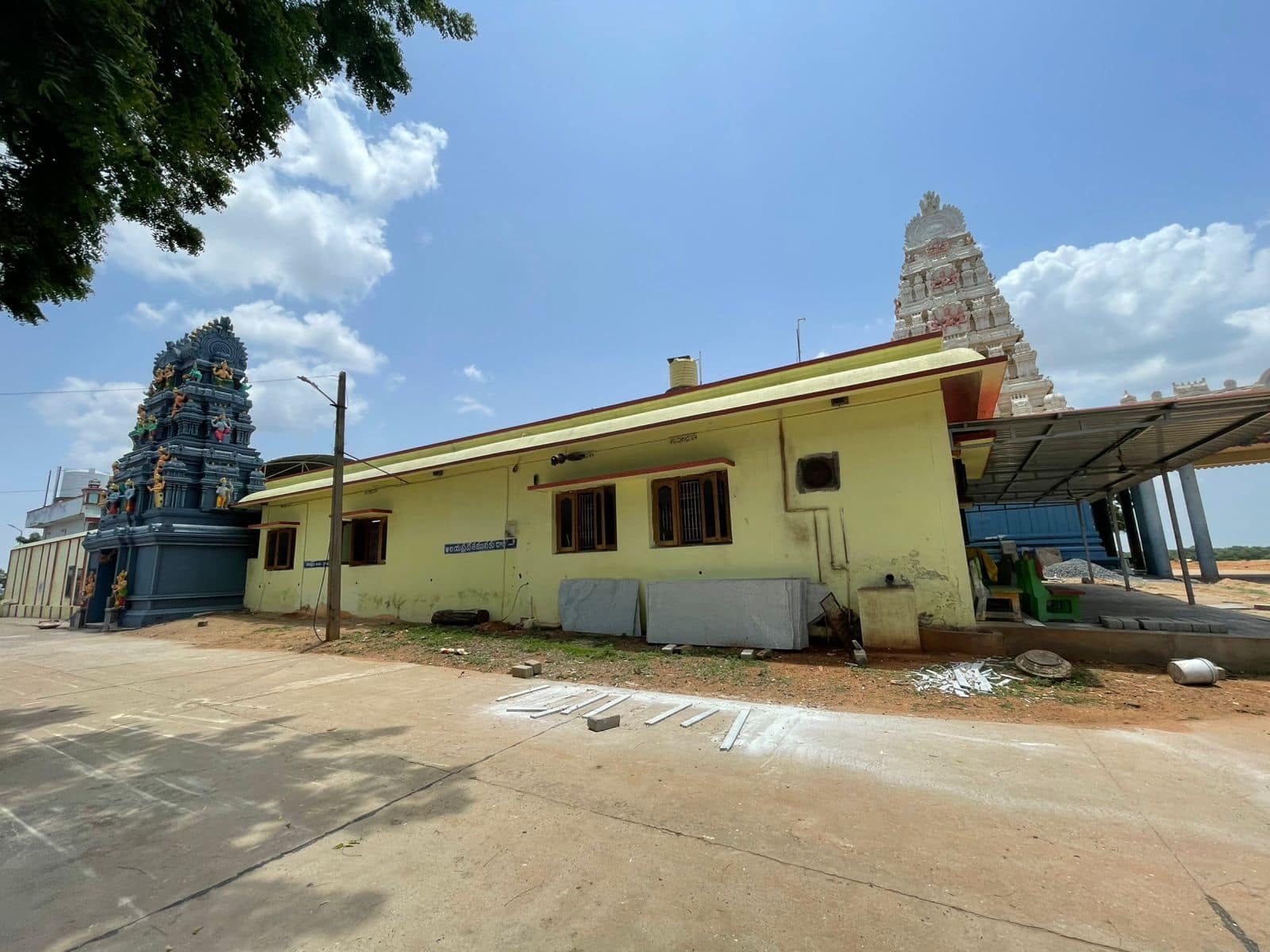 ఆ ఊరిలో వింత ఆచారం ! కోట్లున్నా భారీ భవంతి కట్టలేరు.. ఇది వరమా - శాపమా!