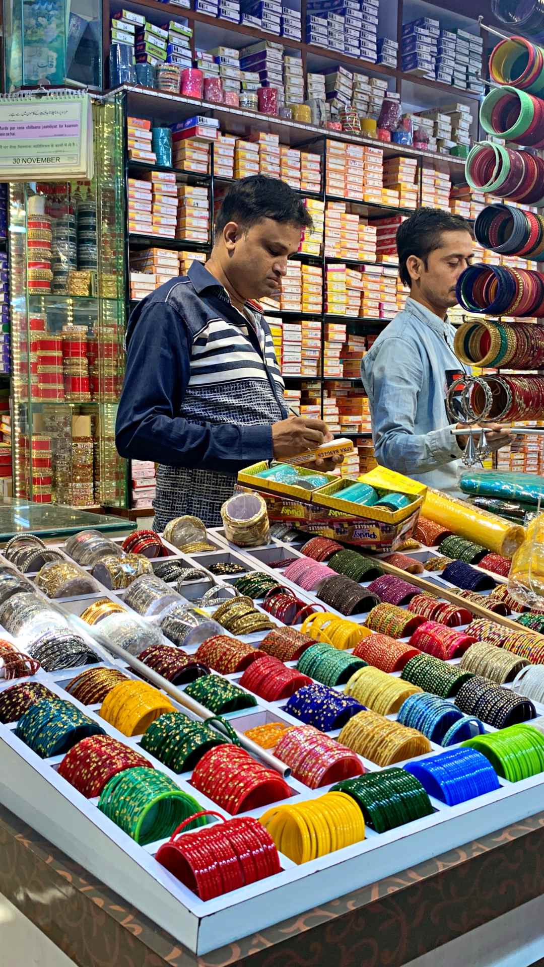 इस बाजार में आपको खादी और कांच की चूड़ियां बहुत सस्ती कीमतों पर मिल जाती हैं