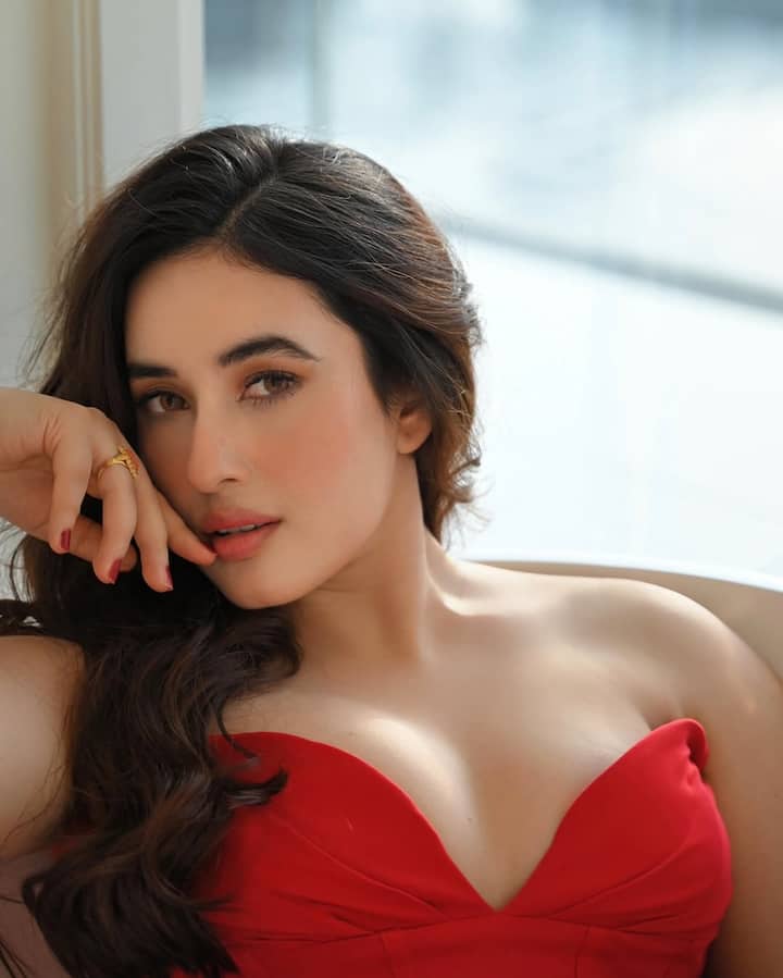इसी बीच अदिति की लेटेस्ट तस्वीरें सोशल मीडिया पर सामने आई हैं, जिसमें अदिति बुधाथोकी ने एक बार फिर अपनी ग्लैमरस फोटोज और गॉर्जियस लुक से इंटरनेट पर तहलका मचा दिया है।