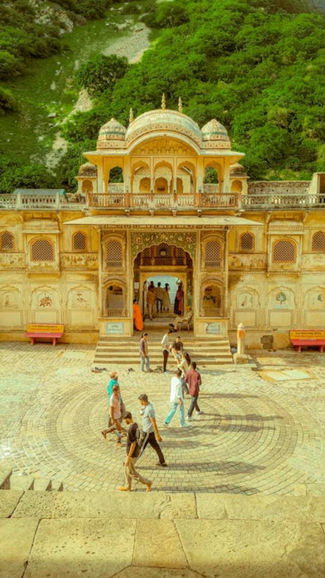 भारत में उत्तर से दक्षिण और पूर्व से पश्चिम तक कई बड़े, ऐतिहासिक और सुंदर मंदिर हैं