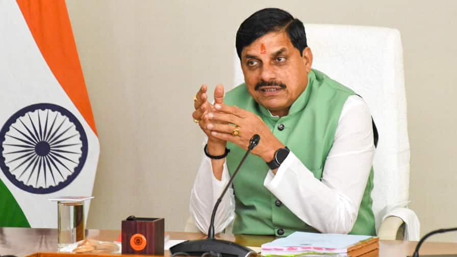 MP: एमपी सरकार का बड़ा कदम, एक ही कार्ड से मेट्रो से लेकर ई-रिक्शा तक की कर सकेंगे सवारी MP Government will launch Uniform Mobility Card for travel via metro bus cab and e-rickshaw in indore MP: एमपी सरकार का बड़ा कदम, एक ही कार्ड से मेट्रो से लेकर ई-रिक्शा तक की कर सकेंगे सवारी