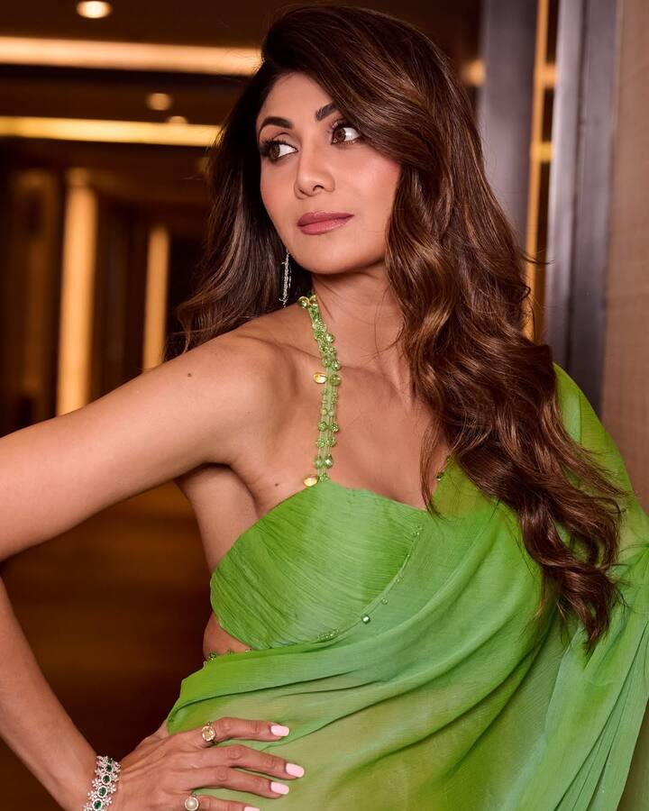शिल्पा शेट्टी इस वक्त अपनी फिल्म ‘केडी’ के प्रमोशन में बिजी चल रही हैं. ऐसे में एक्ट्रेस का हर दिन अलग-अलग साड़ियों में ग्लैमरस लुक देखने को मिलता है.