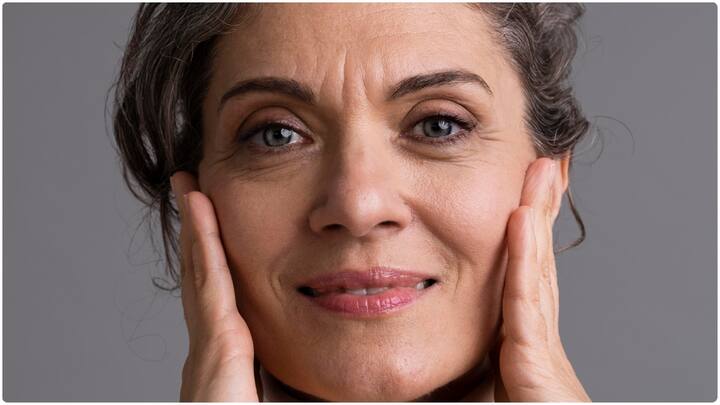Effective Anti-Aging Tips : కొన్ని అలవాట్లు వృద్ధాప్యఛాయలను పెంచుతాయని చెప్తున్నారు నిపుణులు. అందుకే వాటికి దూరంగా ఉంటూ.. ఈ మార్పులు చేయాలని సూచిస్తున్నారు.