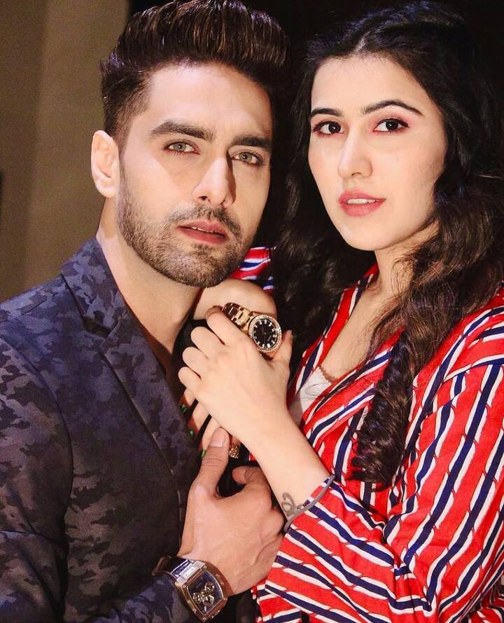 'ये रिश्ता क्या कहलाता है' के अरमान यानी रोहित पुरोहित और उनकी पत्नी शीना बजाज आजकल सुर्खियों में हैं. कपल अपनी शादी के 6 साल बाद पहले बच्चे का वेलकम करने वाले हैं. दोनों ही कलाकारों की लव स्टोरी भी काफी दिलचस्प है.