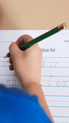 નાના બાળકોના ખરાબ હેન્ડ રાઈટિંગને સુધારવા કરો આ કામ