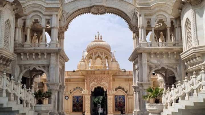 अगर आपका वक्त खराब है और आप कुछ समय शांति और सुकून के बीच बिताना चाहते हैं तो इस वीकेंड दिल्ली के पास वृंदावन एकदम सही जगह है. दिल्ली से करीब तीन घंटे की दूरी पर स्थित यह शहर आपको सुकून देगा. यहां के मंदिर, घाट, कीर्तन और गूंजती घंटियों की आवाज आपको अंदर से शांति का एहसास कराएंगी. यह जगह दिल्ली के पास घूमने के लिए सबसे अच्छी मानी जाती है.