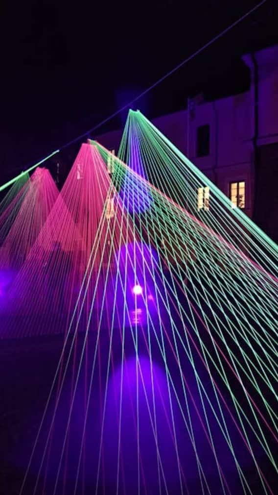 आसमान की तरफ क्यों नहीं मारनी चाहिए लेजर लाइट?